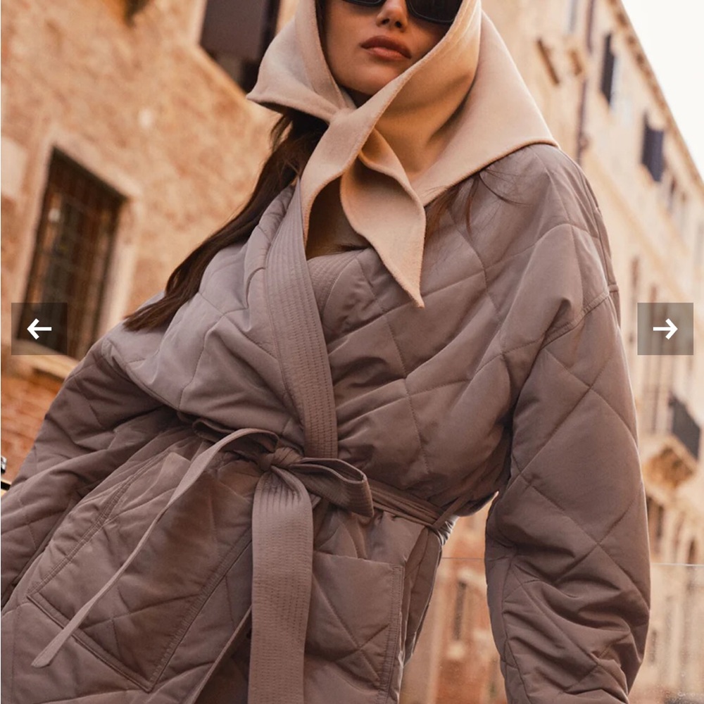 Alo Quilted Belted Puffer Coat in Mushroom